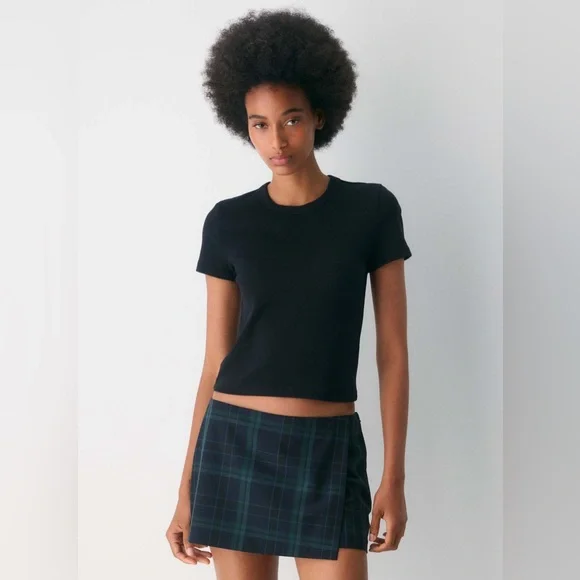 Aritzia Sunday Best BestHug Little Ribbed T-Shirt Black - Picture 2 of 5